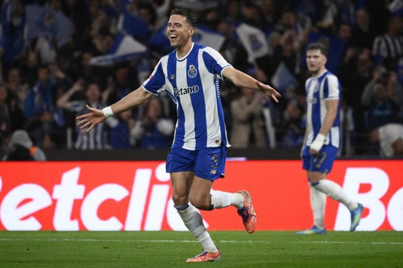 FC Porto's Polish defender #05 Jan Bednarek celebrates scoring the opening goal during the Portuguese League football match between FC Porto and FC Alverca at Dragao stadium in Porto, on May 2, 2026.  Miguel RIOPA / AFP