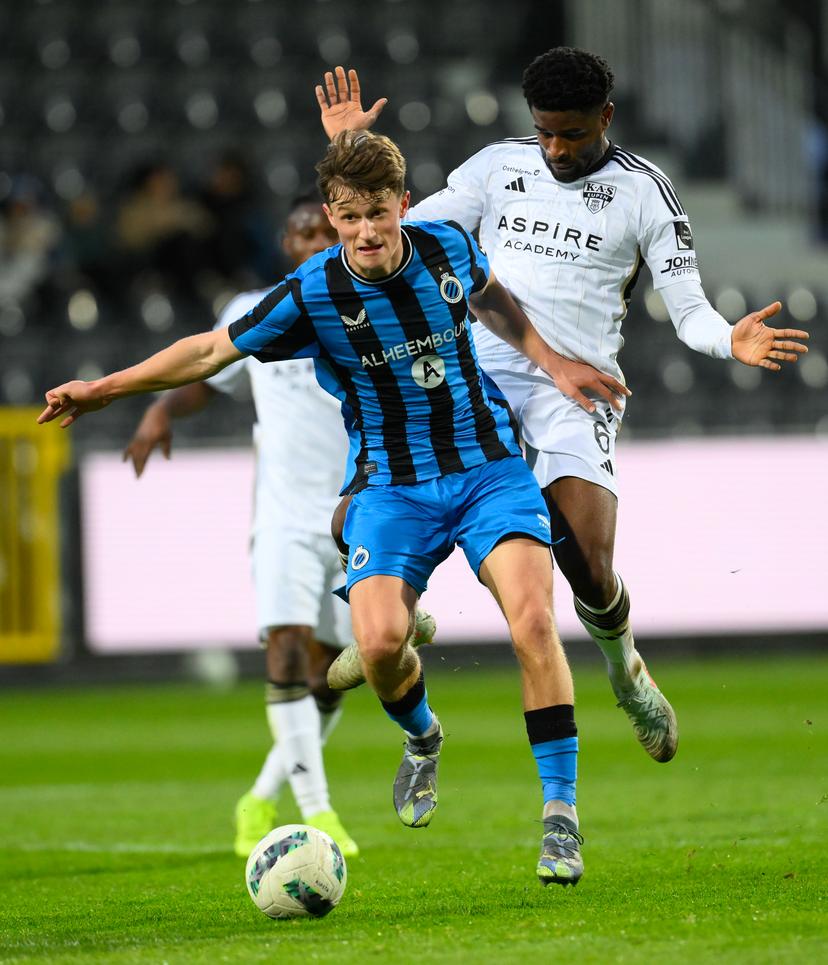 Club's Tobias Lund Jensen and Eupen's Brandon Baiye fight for the ball during a soccer match between KAS Eupen and Club NXT, in Eupen, on day 27 of the 2024-2025 'Challenger Pro League' 1B second division of the Belgian championship, Sunday 30 March 2025. BELGA PHOTO JOHN THYS