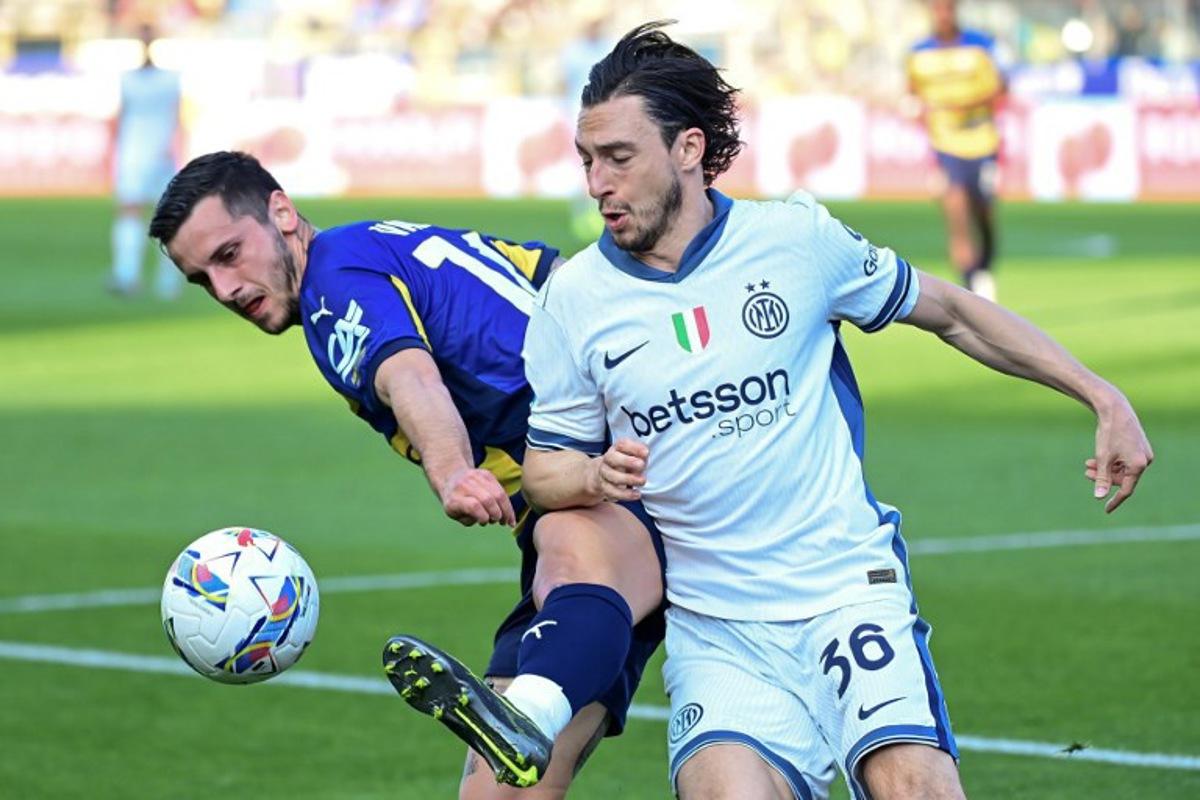 Parma's Italian defender #14 Emanuele Valeri (L) fights for the ball with Inter Milan's Italian defender #36 Matteo Darmian during the Italian Serie A football match between Parma and Inter Milan at the Ennio Tardini Stadium in Parma on April 5, 2025.  Piero CRUCIATTI / AFP