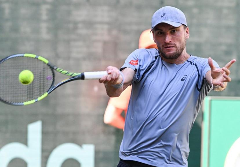 Belgium's Raphael Collignon returns the ball to Germany's Alexander Zverev during their men's singles quarter-final match of the Halle Open ATP tennis tournament in Halle, western Germany, on June 19, 2026.   CARMEN JASPERSEN / AFP