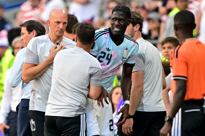 Belgium's Amadou Onana leaves the pitch after being injured during a soccer game between the USA and Belgian national team Red Devils, on Monday 06 July 2026, at the Seattle Field, in Seattle, a 1/8 finals game in the FIFA World Cup 2026. BELGA PHOTO DIRK WAEM