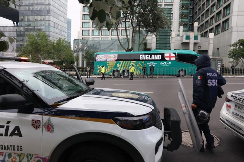 Police officers guard the Marriott Hotel, where England's national football team is staying ahead of its FIFA World Cup 2026 Round of 16 match against Mexico, in Mexico City on July 4, 2026.   Claudia Rosel / AFP