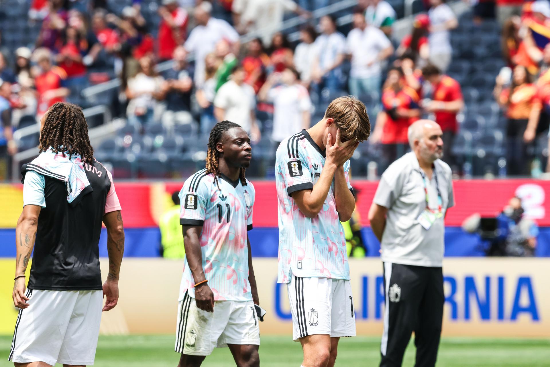 Belgium's Jeremy Doku and Belgium's Charles De Ketelaere look dejected after losing a soccer game between Spain and Belgian national team Red Devils, on Friday 10 July 2026 in Los Angeles, USA, in the 1/4 finals of the FIFA World Cup 2026. BELGA PHOTO BRUNO FAHY
