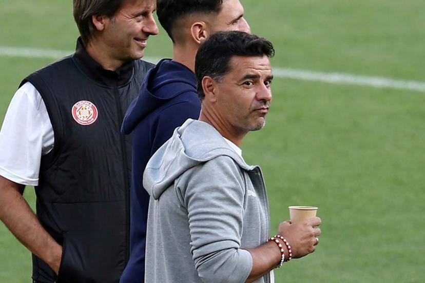 Girona's Spanish coach Michel Sanchez (R) attends a training session at the Parc des Princes stadium in Paris on September 17, 2024, on the eve of the UEFA Champions League football match between Paris Saint-Germain and Girona FC.  FRANCK FIFE / AFP