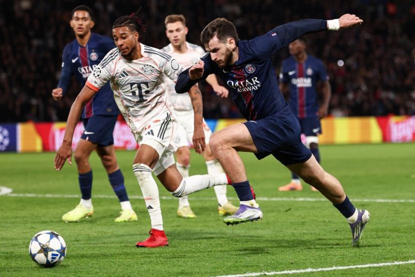 Paris Saint-Germain's Georgian forward #07 Khvicha Kvaratskhelia (R) fights for the ball with Bayern Munich's French midfielder #17 Michael Olise (L) during the UEFA Champions League, league phase day 4, football match between Paris Saint-Germain (PSG) and FC Bayern Munich at the Parc des Princes in Paris, on November 4, 2025.  FRANCK FIFE / AFP