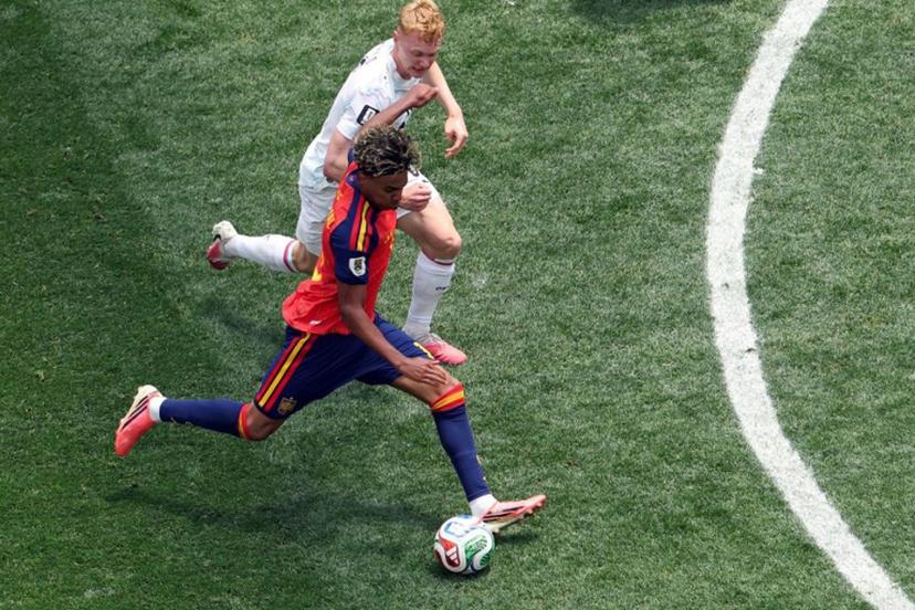 Spain's forward #19 Lamine Yamal (bottom) kicks the ball past Austria's midfielder #06 Nicolas Seiwald during the 2026 World Cup round of 32 football match between Spain and Austria at the Los Angeles Stadium in Inglewood on July 2, 2026.   VALERIE MACON / AFP