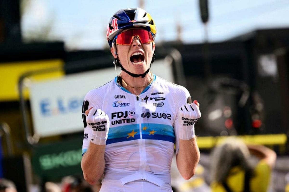 FDJ-SUEZ's Dutch rider Demi Vollering celebrates as she crosses the finish line to win the 5th (out of 9) stage of the fifth edition of the Women's Tour de France cycling race, 140 km from Macon to Belleville-en-Beaujolais, in Belleville-en-Beaujolais, central France on August 5, 2026.  NICOLAS TUCAT / AFP