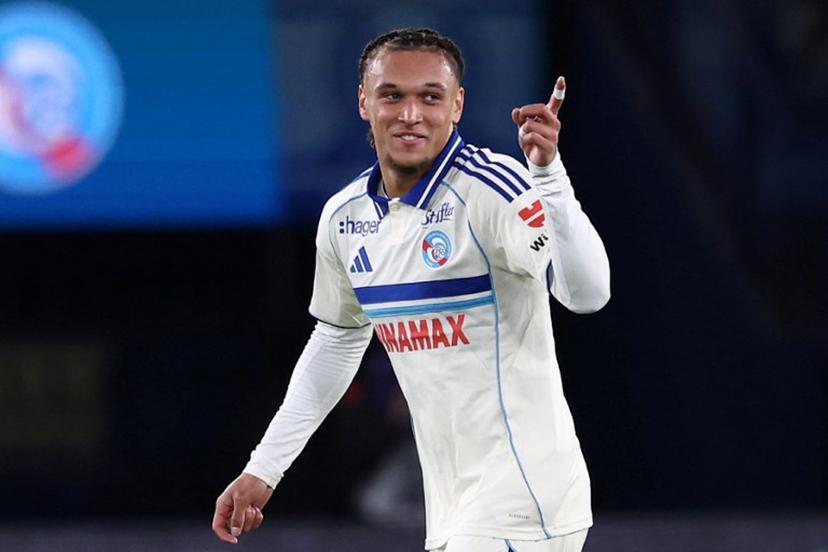 Strasbourg's Belgian midfielder #07 Diego Moreira celebrates after scoring Strasbourg's second goal during the French L1 football match between Paris Saint-Germain (PSG) and RC Strasbourg Alsace at the Parc des Princes Stadium in Paris on October 17, 2025.  FRANCK FIFE / AFP