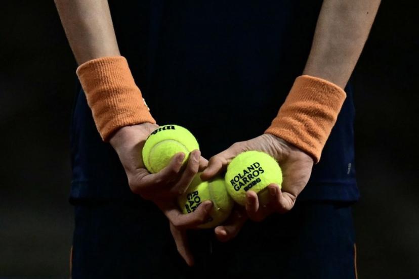 A Ball Boy holds official Roland-Garros tennis balls in his back during a men's quarter final singles on day 11 of the French Open tennis tournament on Court Philippe-Chatrier at the Roland-Garros Complex in Paris on June 3, 2026.  JULIEN DE ROSA / AFP