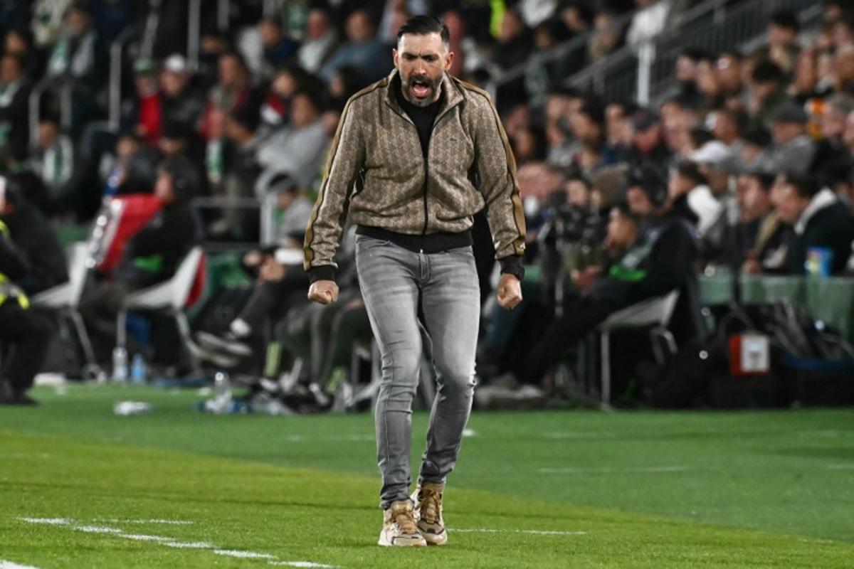 Elche's Spanish coach Eder Sarabia reacts during the Spanish league football match between Elche CF and Real Madrid CF at Martinez Valero Stadium in Elche on November 23, 2025.  JOSE JORDAN / AFP