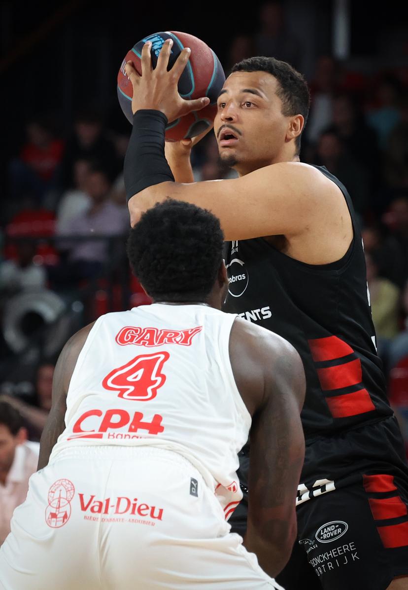 Spirou's Juwan Gary and Kortrijk's Sam Hofman fight for the ball during a basketball match between Spirou Charleroi and House of Talents Spurs Kortrijk, Sunday 19 April 2026 in Charleroi, on day 30 of the 'BNXT League' Belgian and Dutch first division basket championships. BELGA PHOTO VIRGINIE LEFOUR