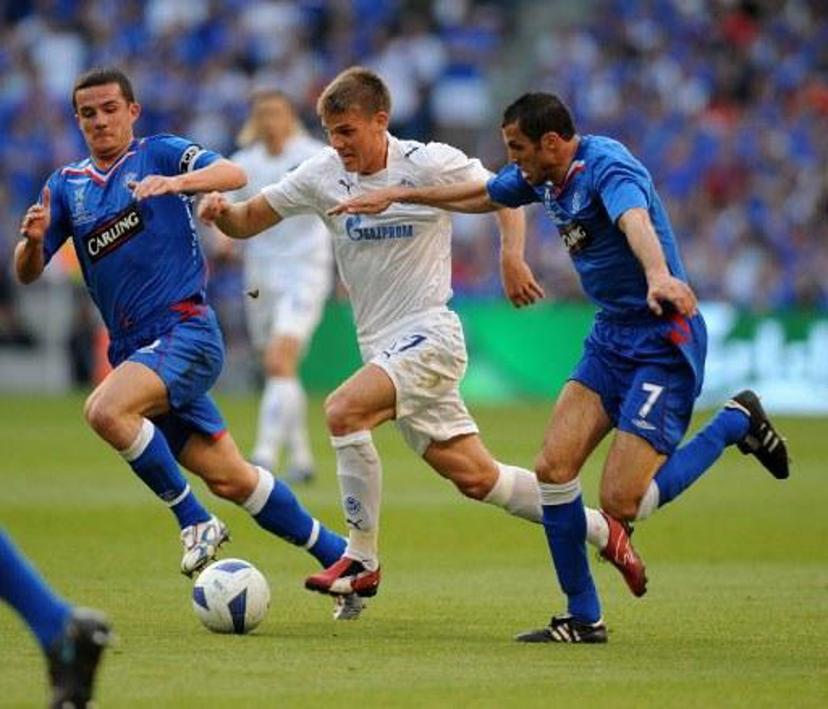 Zenit St Petersburg Argentina forward Alejandro Dominguez (C) fights for the ball with Rangers French midfielder Brahim Hemdani (R) during the UEFA Cup final match between Scottish football club Glasgow Rangers and Russian side Zenit St Petersburg at Manchester City stadium on May 14, 2008 in Manchester, north-west England. AFP PHOTO / ANDREW YATES