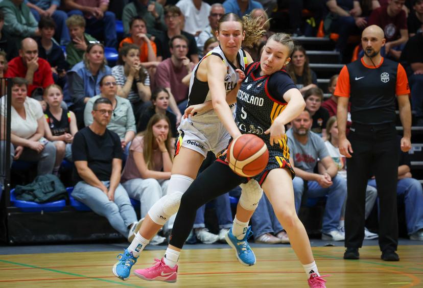 Belgium's Kyra Bruyndoncx and German Lara Langermann fight for the ball during a friendly basket game between Belgium's national team Belgian Cats and Germany, on Friday 05 June 2026 in Vilvoorde. BELGA PHOTO VIRGINIE LEFOUR