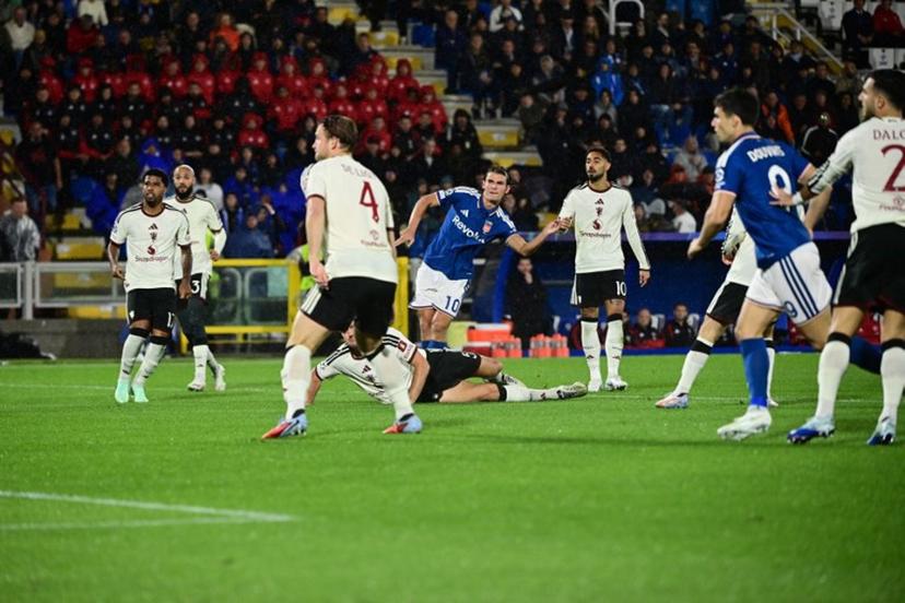 Como's Argentine midfielder #10 Nicolas Paz (C) scores his team's first goal during the UEFA Champions League, league phase matchday 3, football match between Como 1907 and Manchester United at the Stadio Giuseppe Sinigaglia in Como, northen Italy on October 21, 2026.  PIERO CRUCIATTI / AFP