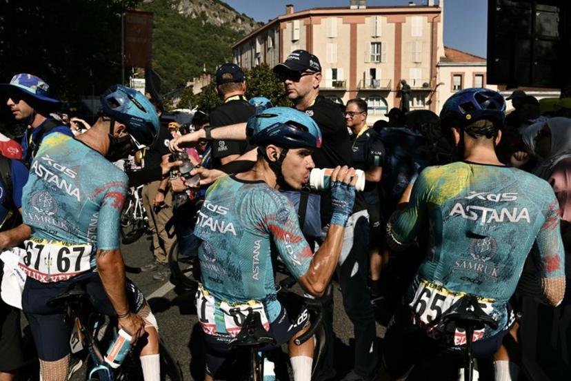 XDS Astana Team's Colombian rider Sergio Higuita (C) tries to cool off after he crossed the finish line of the 4th stage of the 113th edition of the Tour de France cycling race, 182 km between Carcassonne and Foix in southwestern France, on July 7, 2026.  Jeff PACHOUD / AFP
