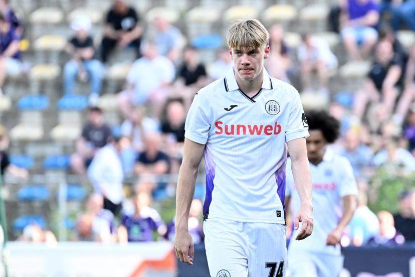 Anderlecht's Nathan De Cat looks dejected after Union scored the 3-0 goal during a soccer match between Royale Union Saint-Gilloise and RSC Anderlecht, Sunday 24 May 2026 in Brussels, on the last day of the Champion's Play-offs of the 2025-2026 'Jupiler Pro League' first division of the Belgian championship. BELGA PHOTO MAARTEN STRAETEMANS