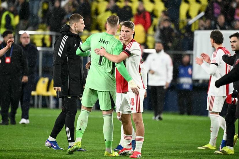 Ajax's Czech goalkeeper #01 Vitezslav Jaros and Dutch midfielder #18 Davy Klaassen celebrate after winning the UEFA Champions League league phase day 7 football match between Villarreal CF and Ajax at La Ceramica Stadium in Vila-real on January 20, 2026.  JOSE JORDAN / AFP