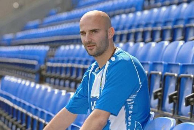 French footballer Antoine Sibierski poses for photographs at Wigan Athletic stadium 05 June 2007, after joining the north-west English Premiership Club on a free transfer from Newcastle United. Sibierski joined Newcastle last summer after three years at Manchester City, and has now signed a deal with Wigan for two years. AFP Photo/Paul Barker DV

