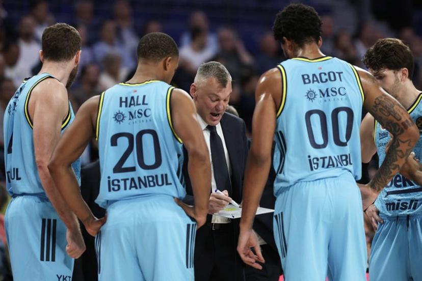 Fenerbahce's Lithuanian head coach Sarunas Jasikevicius (C) instructs players during a timeout during the Euroleague basketball match between Real Madrid Baloncesto and Fenerbahce Beko Istanbul at Movistar Arena in Madrid on October 30, 2025.   Oscar DEL POZO / AFP