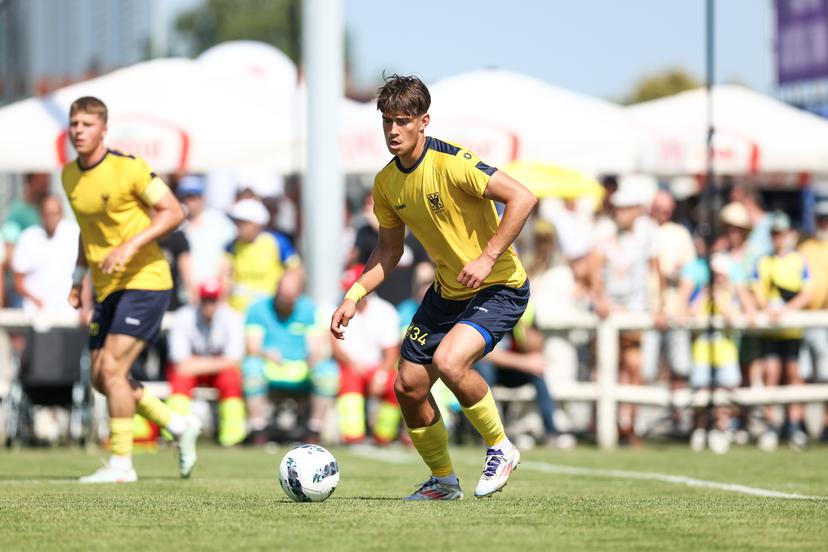 STVV's Hugo Lambotte pictured in action during a friendly soccer game between amateurs KVV Zepperen-Brustem and first division club Sint-Truidense VV, Saturday 21 June 2025 in Zepperen, Sint-Truiden, in preparation of the upcoming season. BELGA PHOTO BRUNO FAHY