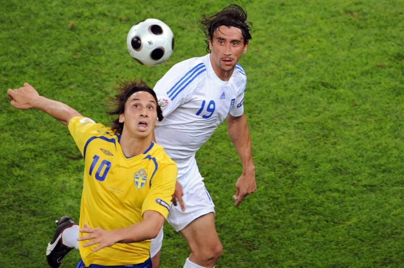 Swedish forward Zlatan Ibrahimovic (L) vies with Greek defender Paraskevas Antzas during their Euro 2008 Championships Group D football match Greece vs. Sweden on June 10, 2008 at Stade Wals-Siezenheim, in Salzburg, Austria.  AFP PHOTO / MLADEN ANTONOV   -- MOBILE SERVICES OUT --  MLADEN ANTONOV / AFP
