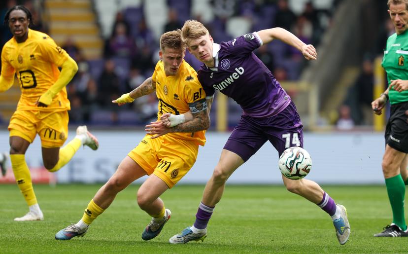 Mechelen's Fredrik Hammar and Anderlecht's Nathan De Cat fight for the ball during a soccer match between RSCA Anderlecht and KV Mechelen, Sunday 17 May 2026 in Brussels, on day 8 of the Champion's Play-off of the 2025-2026 'Jupiler Pro League' first division of the Belgian championship. BELGA PHOTO VIRGINIE LEFOUR