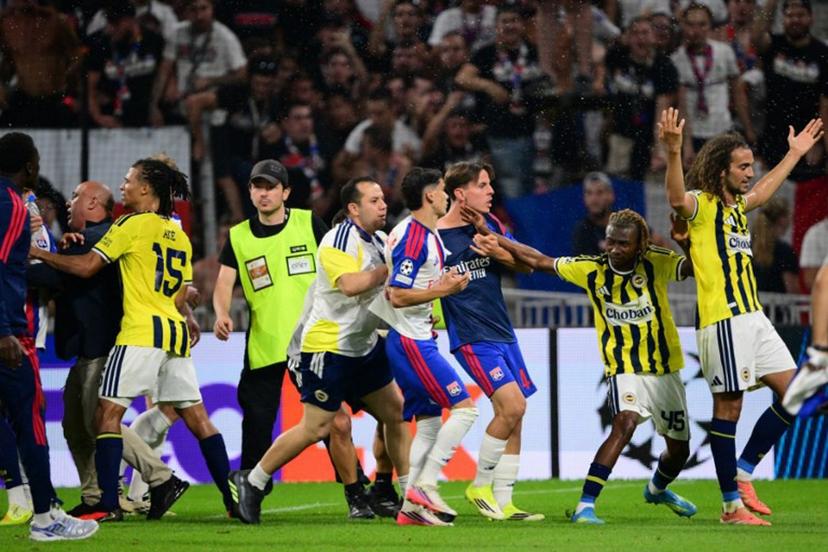 Fenerbahce's Malian forward #45 Nene Dorgeles (2R) tried to seperate Fenerbahce's French midfielder #06 Matteo Guendouzi (R) and Lyon's players after the final whistle at the end of the UEFA Champions League qualifying playoff - second leg football match between Olympique Lyonnais (OL) and Fenerbahce SK at the Groupama Stadium in Decines-Charpieu, central-eastern France, on August 26, 2026.  Olivier CHASSIGNOLE / AFP