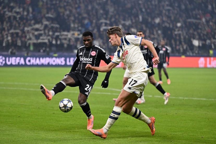 Frankfurt's Portuguese defender #24 Aurelio Buta (L) and Atalanta's Belgian forward #17 Charles De Ketelaere (R) vie for the ball during the UEFA Champions League league phase day 5 football match between Eintracht Frankfurt and Atalanta Bergamo in Frankfurt, Germany, on November 26, 2025.  Kirill KUDRYAVTSEV / AFP