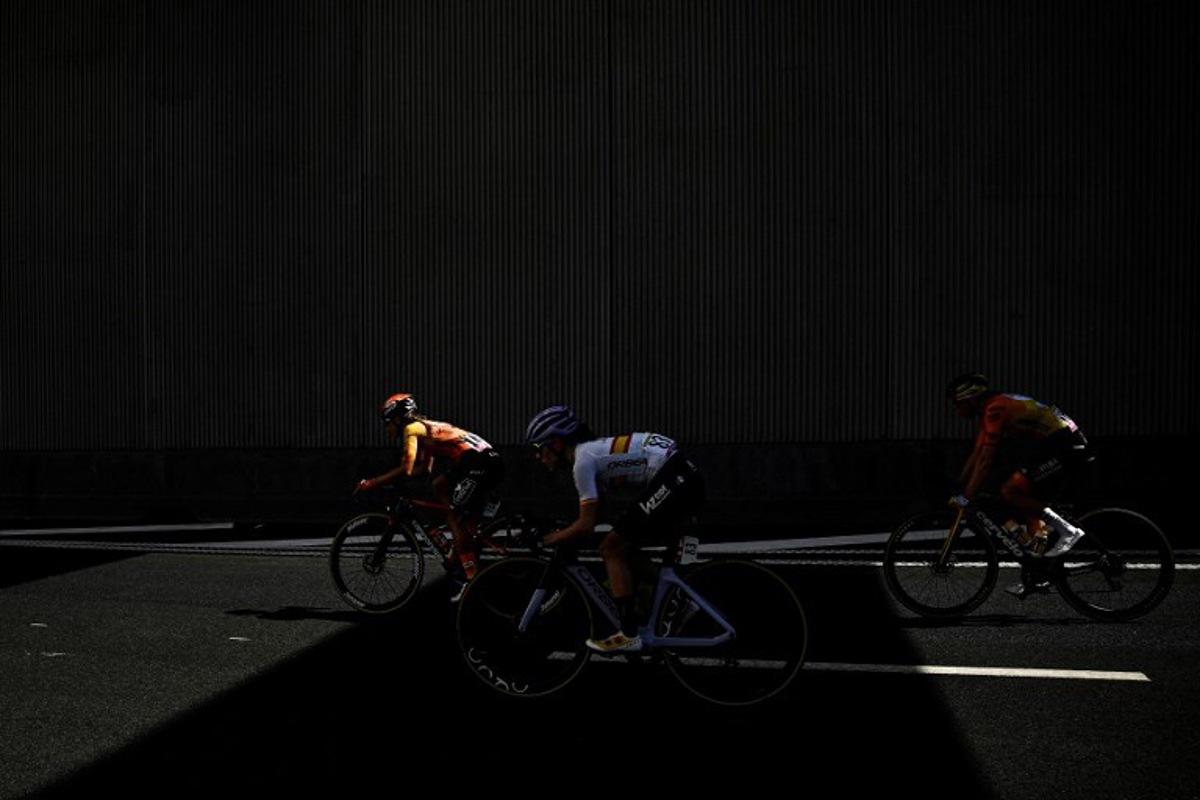 St Michel - Mavic - Auber93 team 's French rider Victorie Guilman (L), Laboral Kutxa - Fundacion Euskadi team's Spanish rider Usoa Ostolaza Zabala and Team Visma | Lease a Bike's Dutch rider Fem van Empel compete during the 1st stage (out of 8) of the third edition of the Women's Tour de France cycling race, 123 km from Rotterdam to La Haye, in Netherlands, on August 12, 2024.  JULIEN DE ROSA / AFP
