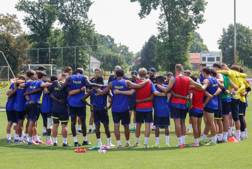 Union's head coach David Hubert talks to his players during the summer training camp of Belgian first division soccer team Royale Union Saint-Gillois, in Venray, the Netherlands on Friday 17 July 2026, to prepare for the upcoming 2026-2027 season. BELGA PHOTO VIRGINIE LEFOUR