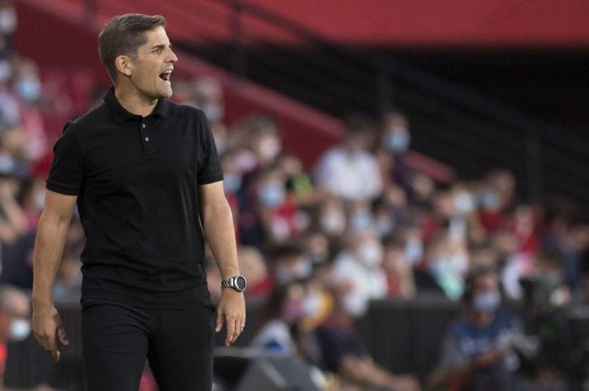 Granada's Spanish coach Robert Moreno shouts from the sideline during the Spanish League football match between Granada FC and Real Sociedad at Nuevo Los Carmenes stadium in Granada on September 23, 2021.  JORGE GUERRERO / AFP