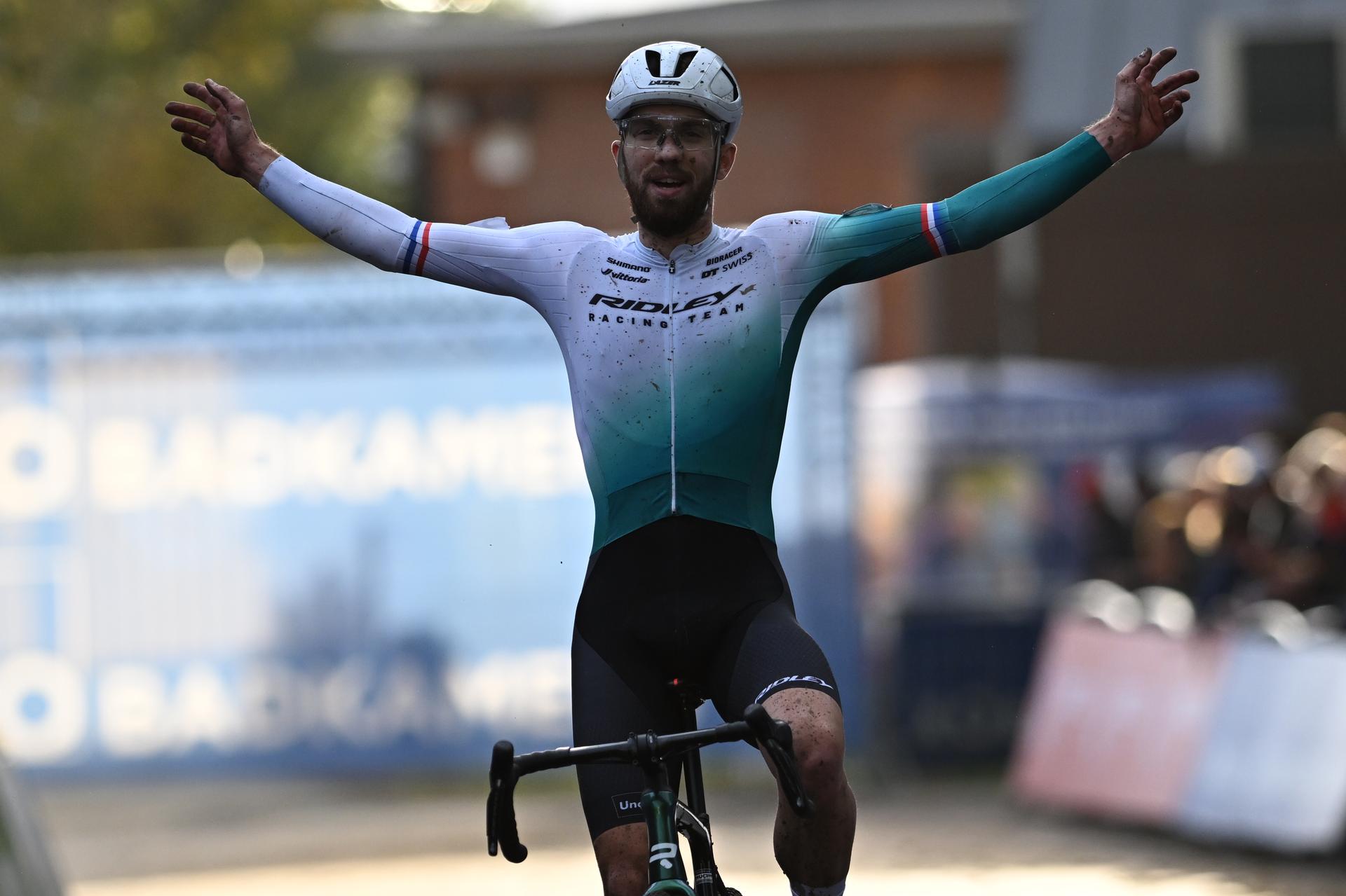 Dutch Joris Nieuwenhuis celebrates as he crosses the finish line to win the elite men race of the "Rapencross" cyclocross in Lokeren, the second race (out of 8) of the X2O Badkamers Trophy,  Sunday 02 November 2025. BELGA PHOTO DAVID PINTENS