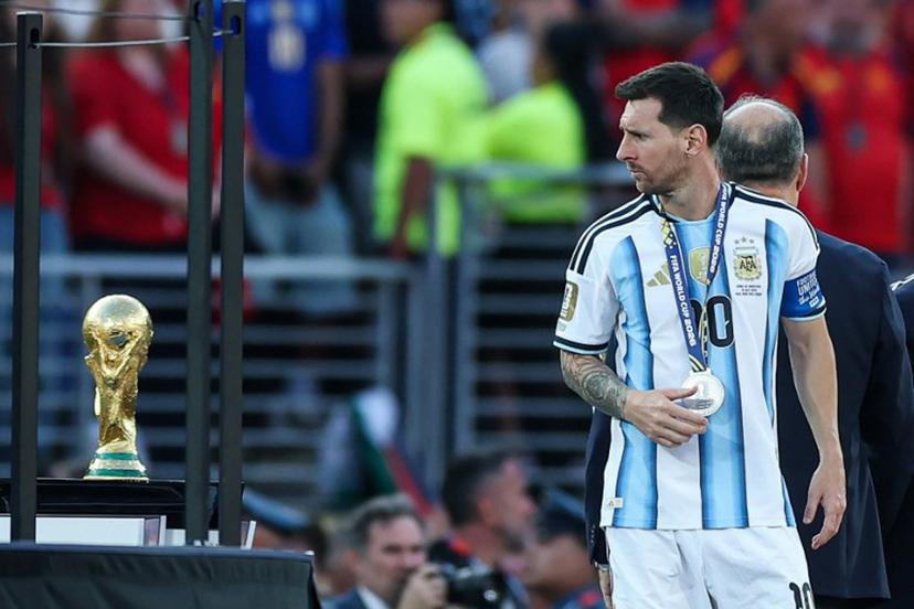 Argentina's forward #10 Lionel Messi looks at the trophy after losing the 2026 World Cup football tournament final match between Spain and Argentina at the New York/New Jersey Stadium in East Rutherford on July 19, 2026.   PATRICIA DE MELO MOREIRA / AFP