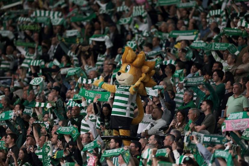 Sporting fans hold their team's mascot Jubas ahead of the Portuguese League football match between Sporting CP and CD Santa Clara at Jose Alvalade stadium in Lisbon on April 3, 2026.  PATRICIA DE MELO MOREIRA / AFP