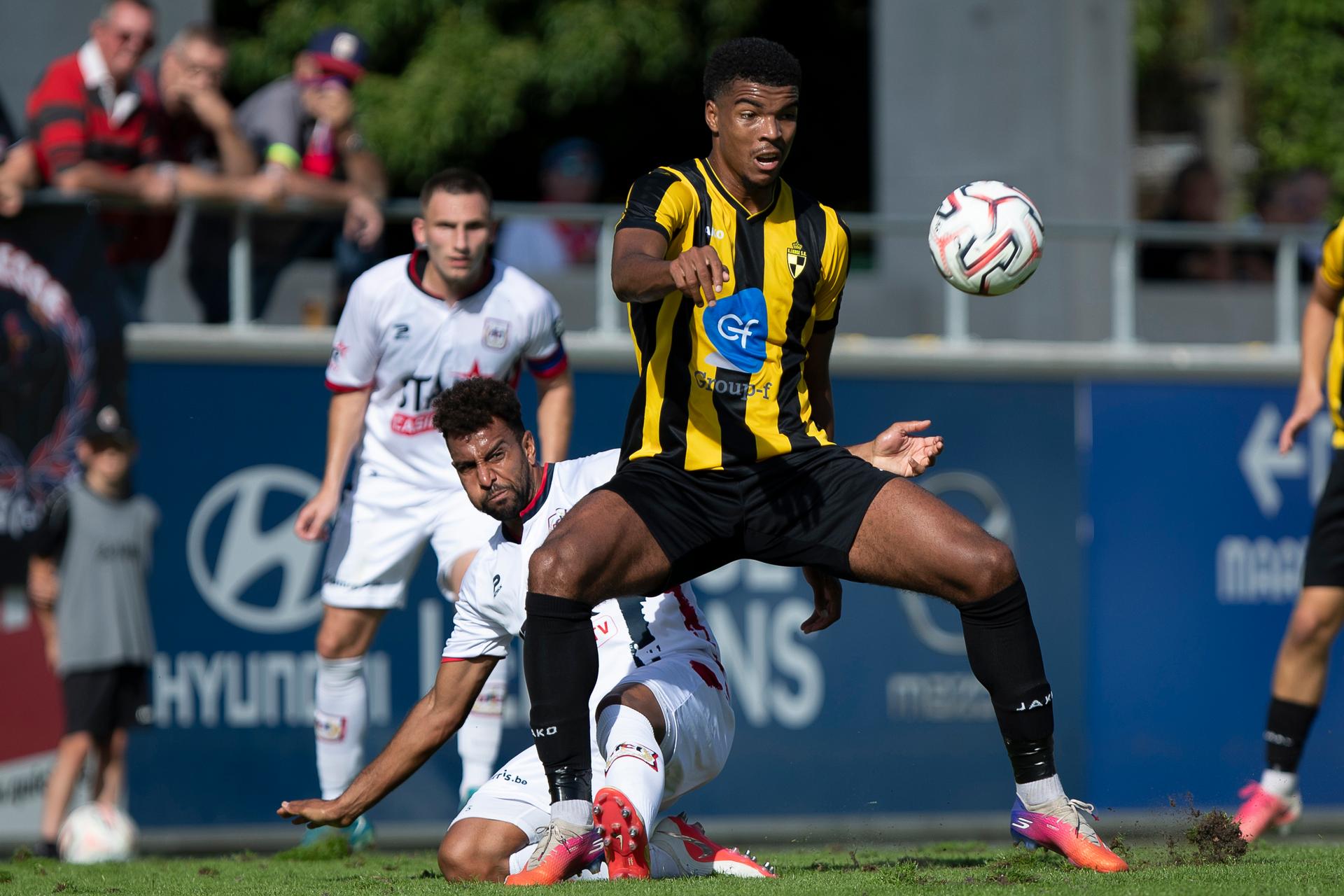Liege's Pierre-Yves Ngawa and Lierse's Alexandre Stanic pictured during a soccer match between Lierse SK and RFC Liège, Sunday 6 September 2026 in Lier, on day 4 of the 2026-2027 'Challenger Pro League' 1B second division of the Belgian championship. BELGA PHOTO KRISTOF VAN ACCOM