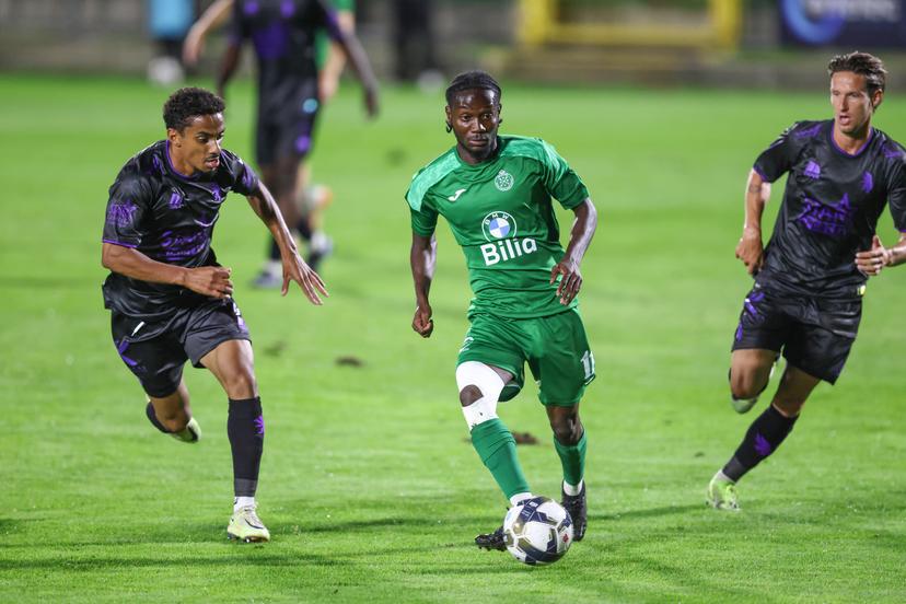 Beerschot's Colin Dagba and Virton's Modeste Duku fight for the ball during a soccer game between Royal Excelsior Virton (1st Amateur) and Beerschot VA, in Virton, Friday 05 September 2025, on Day 7 of the Croky Cup 2025-2026. BELGA PHOTO BRUNO FAHY