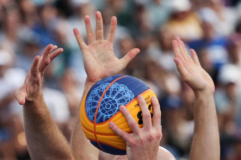 Poland's #15 Adrian Bogucki (front) tries to shot as Netherlands' #44 Arvin Slagter (back) blocks in the men's pool round 3x3 basketball game between Poland and the Netherlands during the Paris 2024 Olympic Games at La Concorde in Paris on August 2, 2024.  David GRAY / AFP