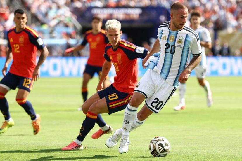 Spain's forward #10 Dani Olmo (L) and Argentina's midfielder #20 Alexis Mac Allister fight for the ball during the 2026 World Cup football tournament final match between Spain and Argentina at the New York/New Jersey Stadium in East Rutherford on July 19, 2026.   CHARLY TRIBALLEAU / AFP