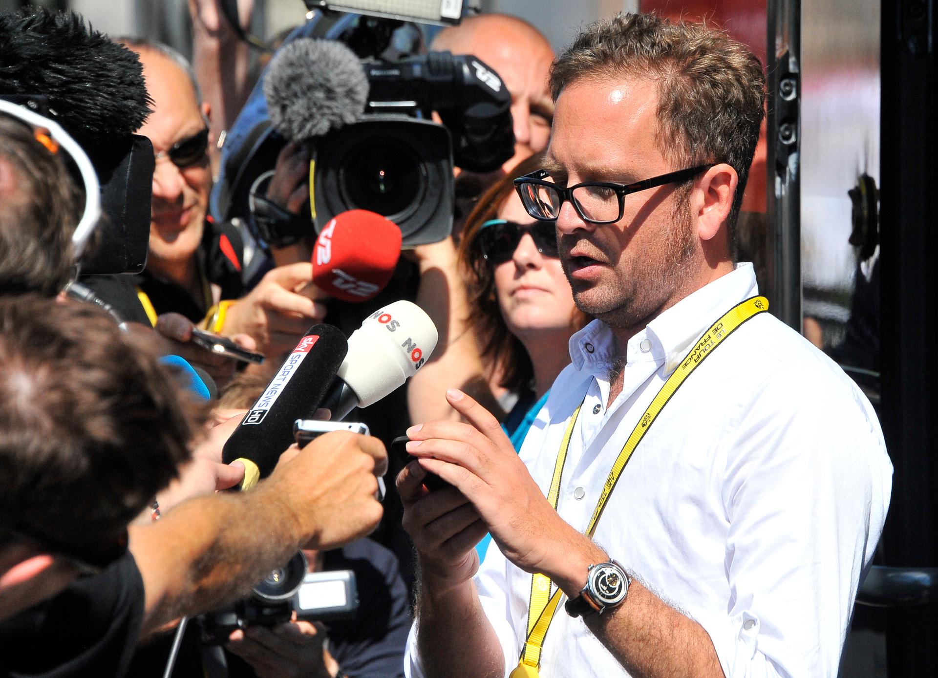 20120705 - SAINT-QUENTIN, FRANCE: Garmin-Sharp procycling sport director Jonathan Vaughters of US reads a press anouncement before the fifth stage of the 99th edition of the Tour de France cycling race, 197km from Rouen to Saint-Quentin, France Thursday 05 July 2012. BELGA PHOTO NICOLAS BOUVY