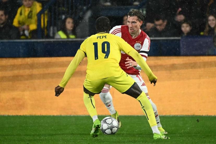 Villarreal's Ivorian forward #19 Nicolas Pepe and Ajax's Belgian forward #11 Mika Godts fight for the ball during the UEFA Champions League league phase day 7 football match between Villarreal CF and Ajax at La Ceramica Stadium in Vila-real on January 20, 2026.  JOSE JORDAN / AFP