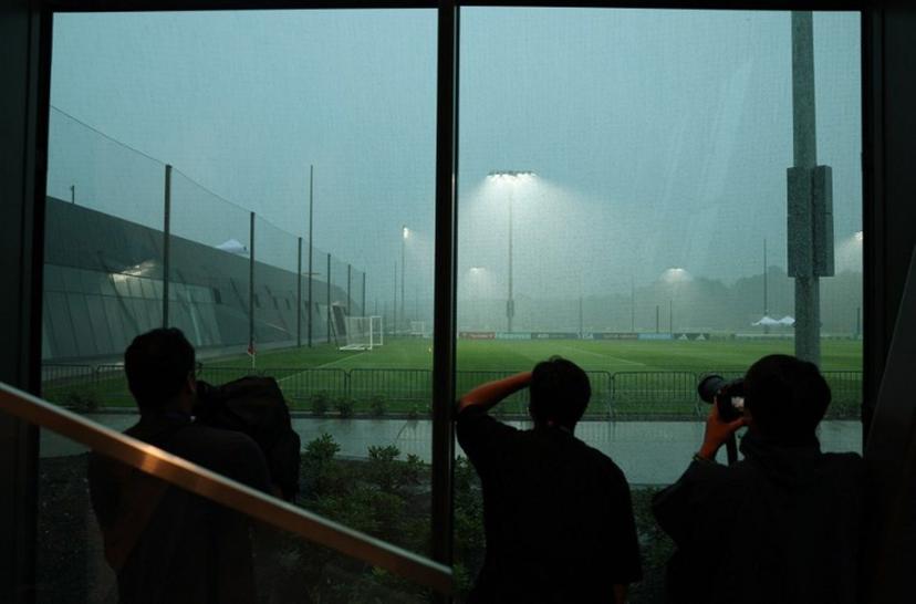 Members of the media try to record adverse weather conditions after an Argentina's training session was postponed in Morristown, New Jersey, on July 18, 2026. Spain and Argentina will meet in the 2026 World Cup football tournament final match at the New York/New Jersey Stadium in East Rutherford on July 19, 2026. PATRICIA DE MELO MOREIRA / AFP