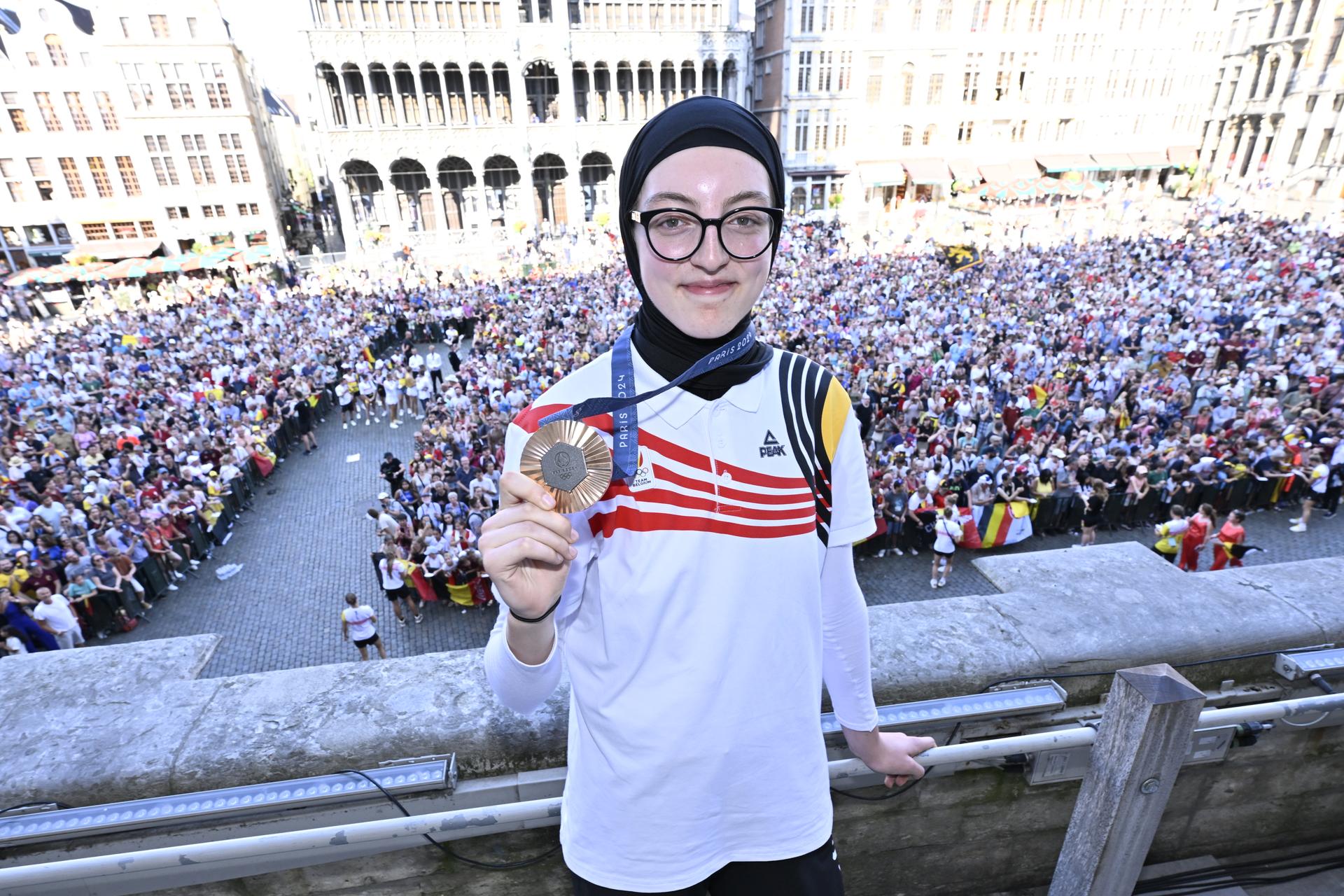 Belgian taekwondoka Sarah Chaari poses with her bronze medal at celebrations after the Paris 2024 Olympic Games, at the Grand Place - Grote Markt and the Brussels City Hall, in Brussels, on Monday 12 August 2024. The Belgian delegation at the Games of the XXXIII Olympiad counted 165 athletes competing in 21 sports. BELGA PHOTO ERIC LALMAND