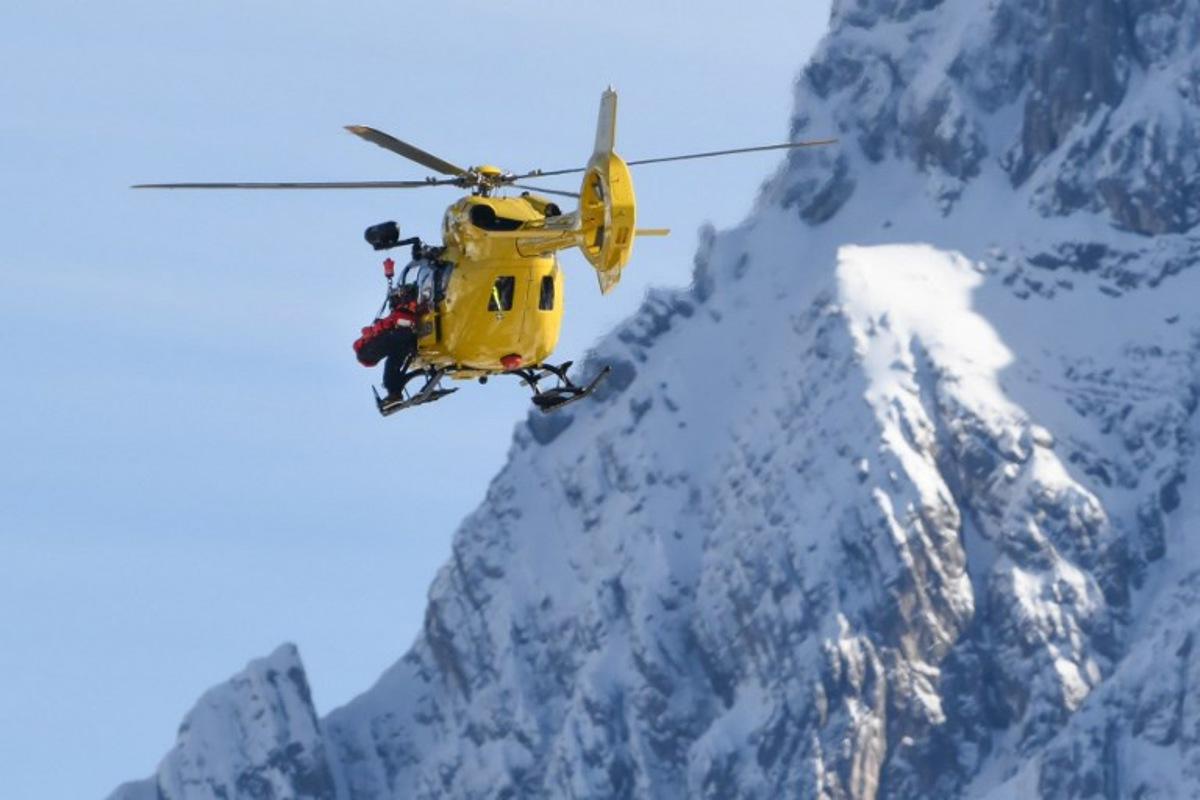 US' Lindsey Vonn is transported by helicopter after crashing in the women's downhill event during the Milano Cortina 2026 Winter Olympic Games at the Tofane Alpine Skiing Centre in Cortina d'Ampezzo on February 8, 2026.  Marco BERTORELLO / AFP