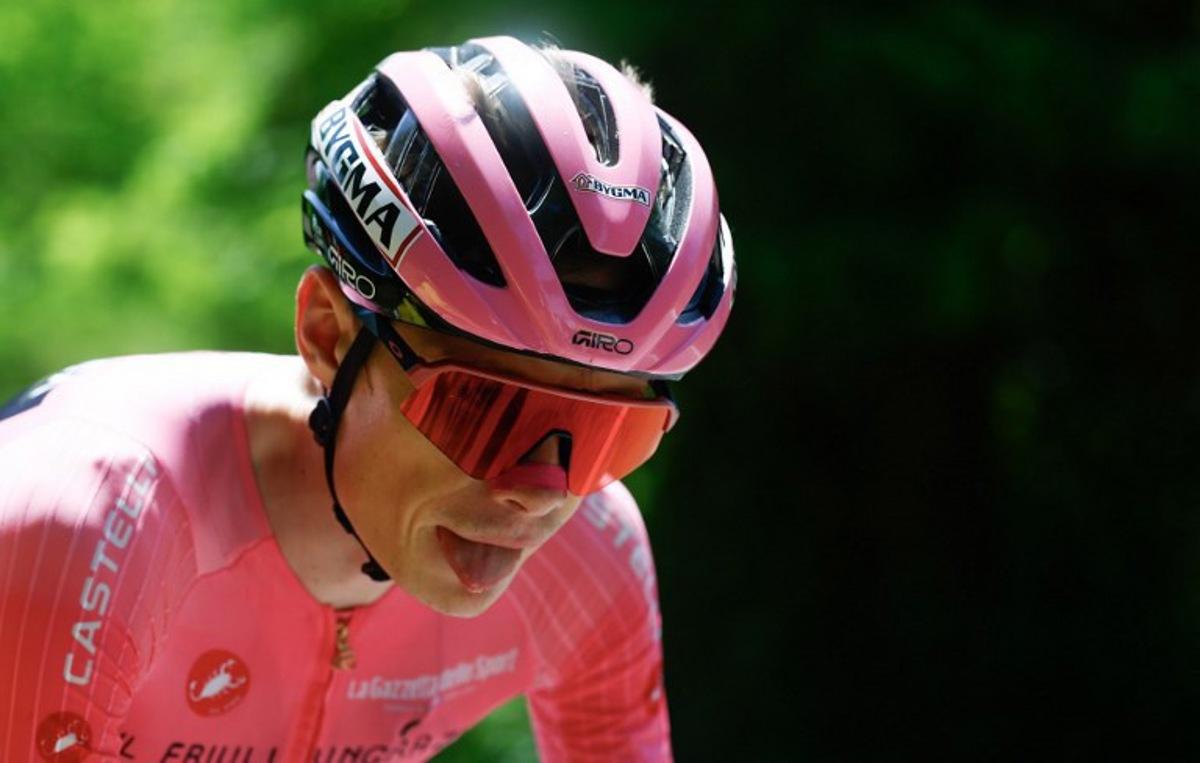 Team Visma Lease a Bike Danish rider Jonas Vingegaard wearing the overall leader's pink jersey rides during the 20th stage of the Giro d'Italia 2026 - Tour of Italy cycling race between Gemona del Friuli and Piancavallo, Italy, on May 30, 2026.  Luca Bettini / AFP