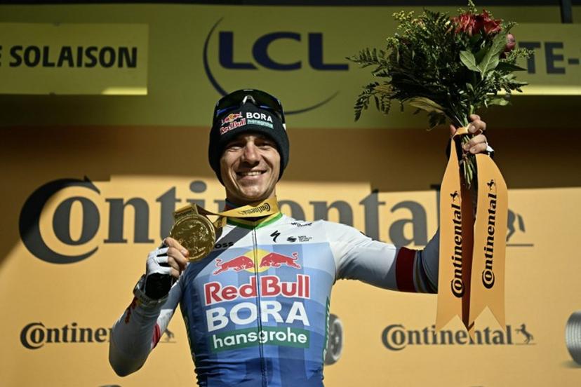 Red Bull - BORA - hansgrohe team's Belgian rider Remco Evenepoel celebrates on the podium after winning the 15th stage of the 113th edition of the Tour de France cycling race, 183,9 km between Champagnole and Plateau de Solaison in the Jura mountains, on July 19, 2026.  Loic VENANCE / AFP