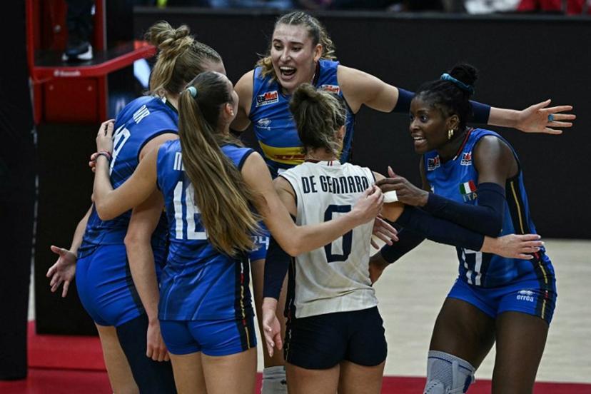Team Italy celebrate winning a point against Turkey during the final match of the 2025 Women's Volleyball World Championships in Bangkok on September 7, 2025.  Lillian SUWANRUMPHA / AFP