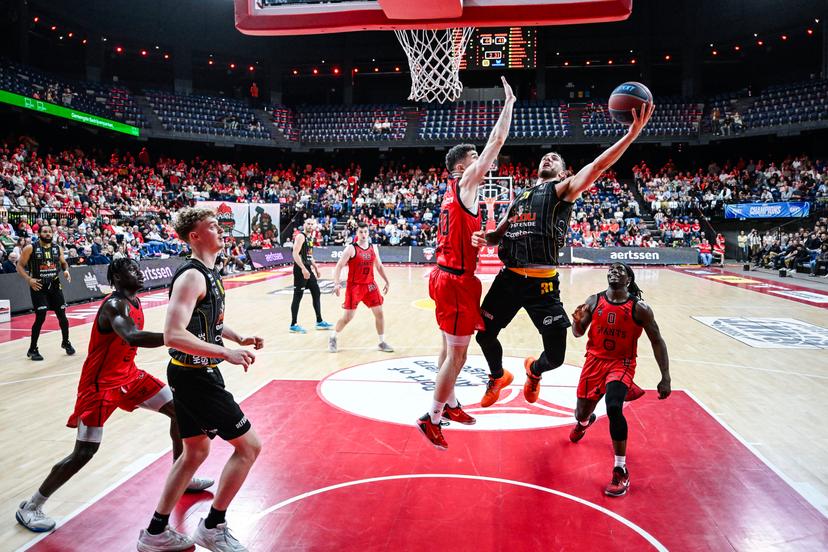 Antwerp's Andrew Funk and Oostende's Noam Yaacov pictured in action during a basketball match between Antwerp Giants and BC Oostende, Thursday 04 June 2026, in Antwerp, on the first round (out of 5) of the Final of the Playoffs of the 'BNXT League' Belgian/ Dutch first division basket championship. BELGA PHOTO TOM GOYVAERTS