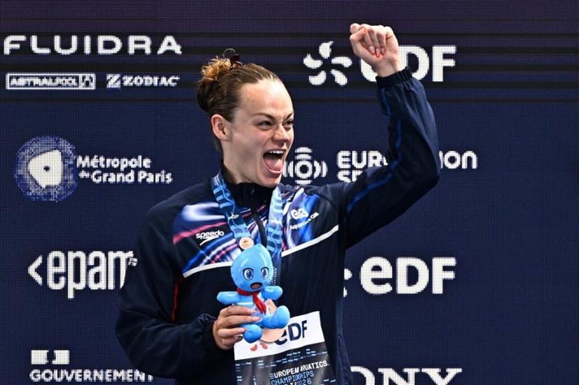 Bronze medallist Britain's Lauren Cox poses on the podium of the women's 50m backstroke swimming event during the LEN European Aquatics Championships at the Olympic Aquatic Centre in Saint-Denis, northern suburbs of Paris, on August 13, 2026.  JULIEN DE ROSA / AFP