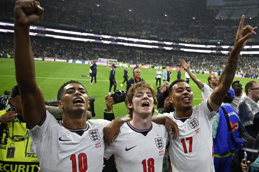 England's midfielder #10 Jude Bellingham, forward #18 Anthony Gordon and  midfielder #17 Morgan Rogers celebrate after winning the 2026 World Cup round of 16 football match between Mexico and England at the Mexico City Stadium in Mexico City on July 5, 2026.   Alfredo ESTRELLA / AFP
