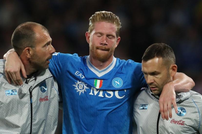 Napoli's Belgian midfielder #11 Kevin De Bruyne leaves the pitch after an injury on a penalty kick during the Italian Serie A football match between Napoli and Inter Milan at the Diego Armando Maradona stadium in Naples on October 25, 2025.  Carlo Hermann / AFP
